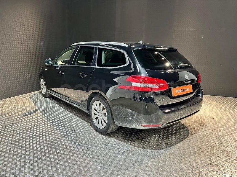 Usado Peugeot 308 Style 100 CV (73 kW) 2020 Negro Familiar