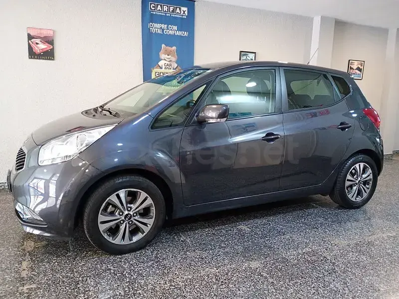 Usado Kia Venga 90 CV (66 kW) 2016 Gris / plata Utilitario