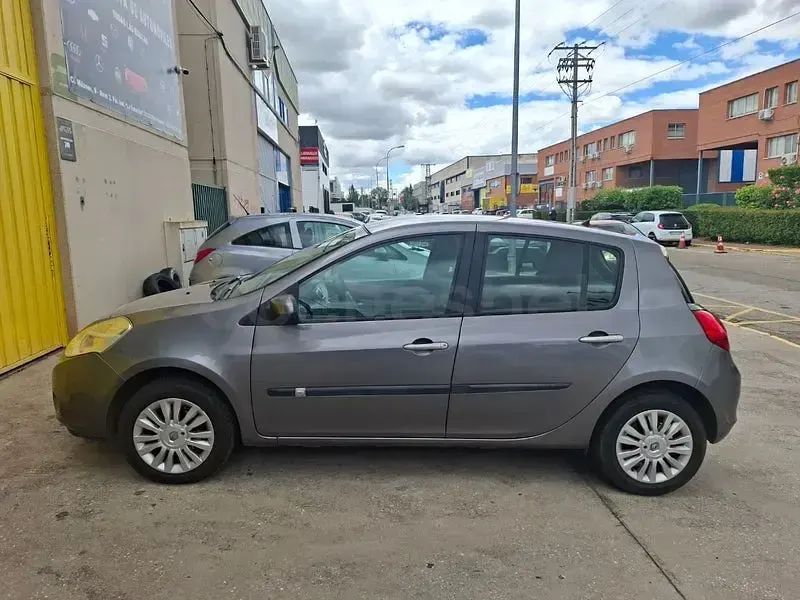 Usado Renault Clio IV Expression 75 CV (55 kW) 2012 Gris / plata Berlina