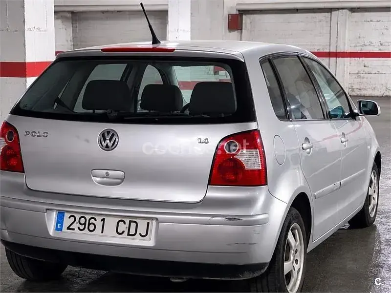 Usado VW Polo Trendline 75 CV (55 kW) 2003 Gris / plata Berlina
