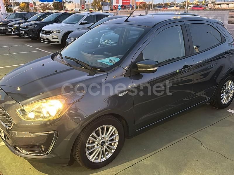 Usado Ford Ka Plus Ultimate 85 CV (62 kW) 2019 Gris / plata Utilitario