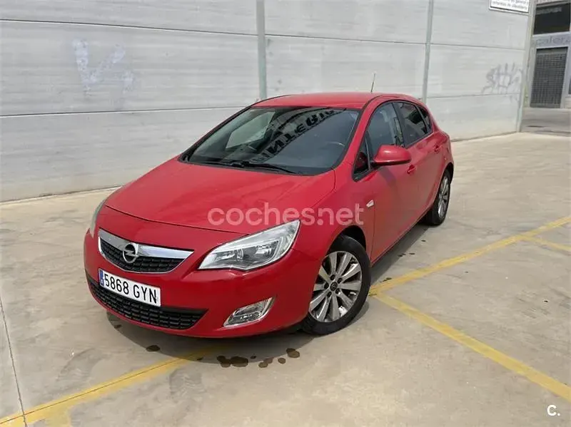 Usado Opel Astra Sport 110 CV (80 kW) 2010 Rojo Berlina