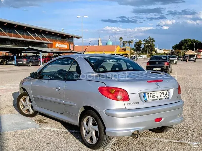 Usado Peugeot 206 CC 110 CV (80 kW) 2005 Gris / plata Descapotable