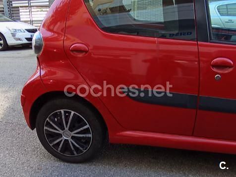Usado Toyota Aygo Live 68 CV (50 kW) 2009 Rojo Utilitario