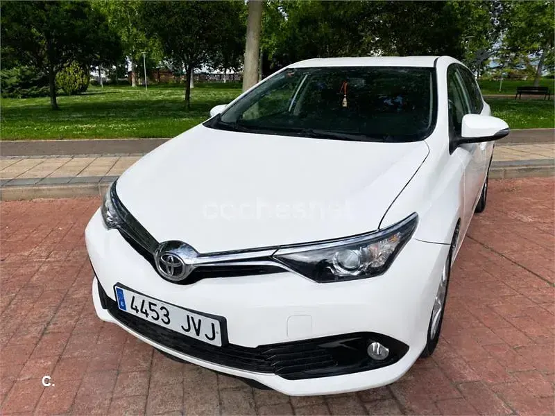 Usado Toyota Auris Active 116 CV (85 kW) 2016 Blanco Berlina
