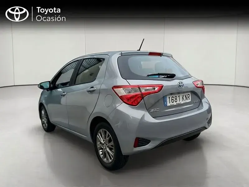 Usado Toyota Yaris Hybrid Active 100 CV (73 kW) 2018 Gris / plata Berlina
