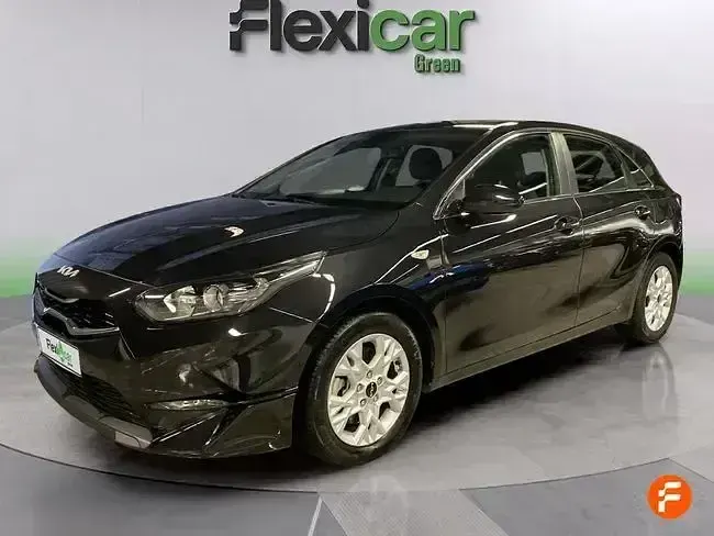 Usado Kia Ceed 136 CV (100 kW) 2023 Negro Utilitario