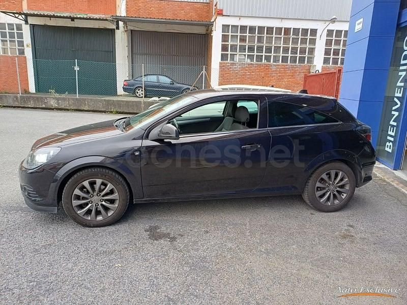 Usado Opel Astra GTC 110 CV (80 kW) 2011 Negro Berlina