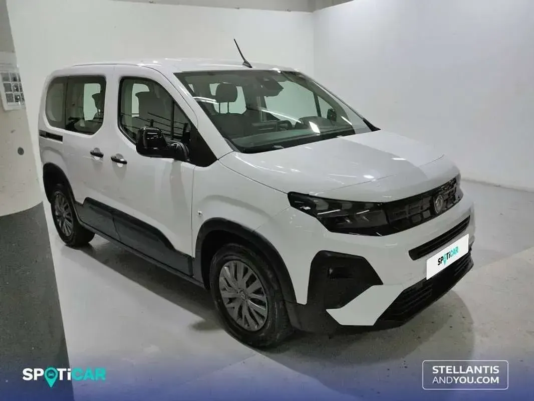 Usado Peugeot Rifter Allure 101 CV (74 kW) 2025 Blanco Monovolumen
