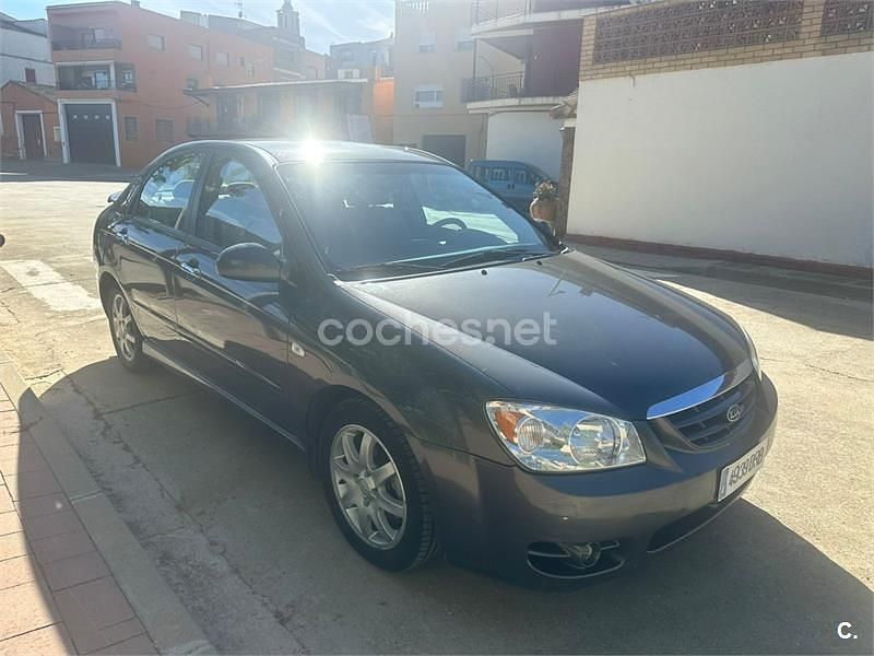 Gris / plata Usado 2005 Kia Cerato EX Berlina | 3000 € (Caro) - Imagen 1/4