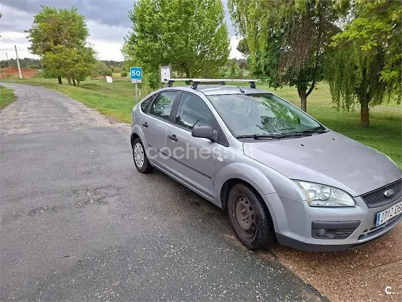 Usado Ford Focus Trend 109 CV (80 kW) 2005 Gris / plata Berlina
