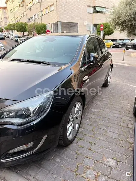 Usado Opel Astra Excellence 130 CV (95 kW) 2013 Negro Familiar