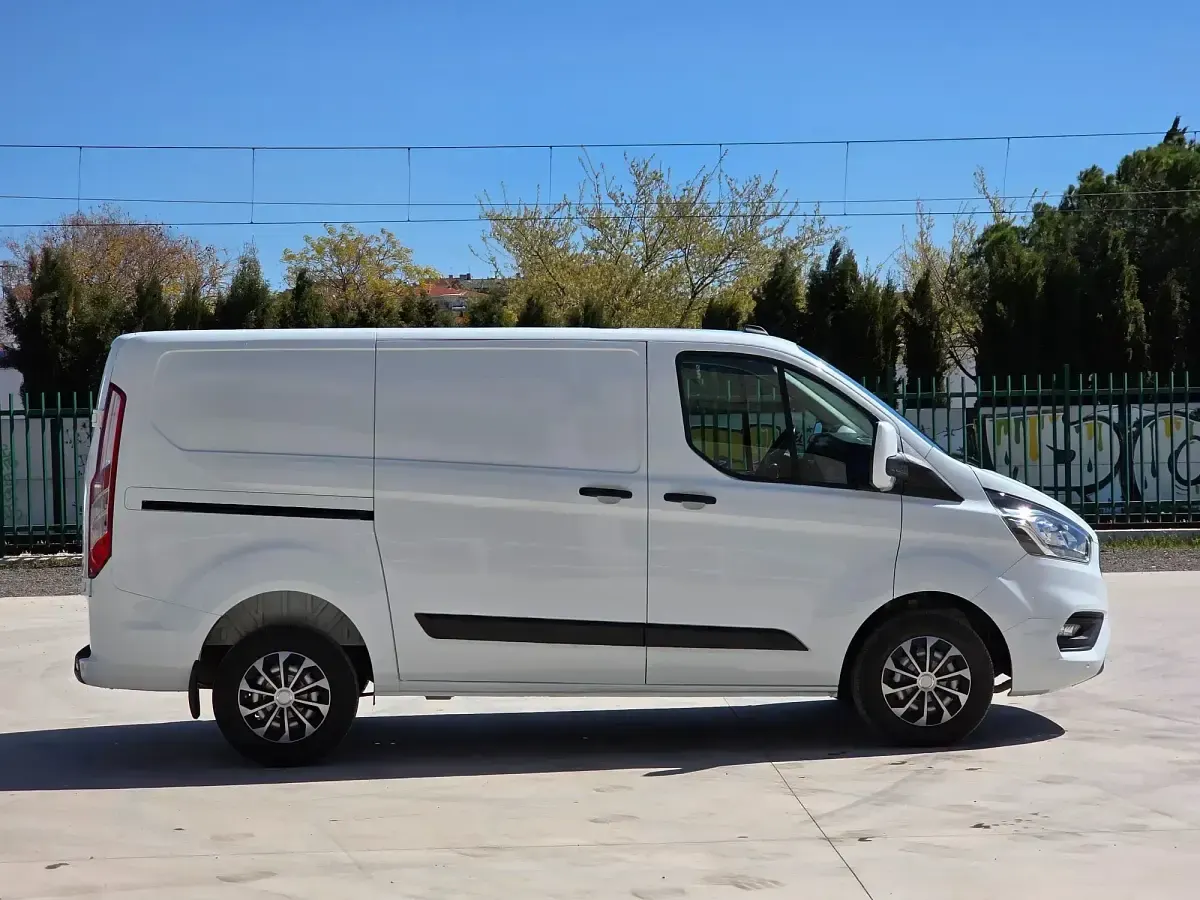 Usado Ford Transit Custom Trend 130 CV (95 kW) 2022 Blanco Van