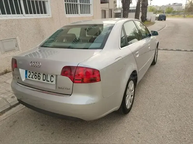 Usado Audi A4 140 CV (102 kW) 2005 Gris / plata Berlina