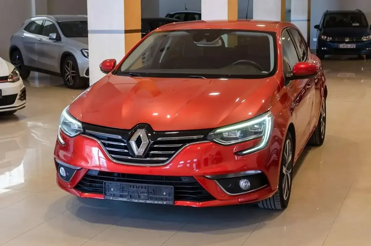 Usado Renault Mégane IV Bose Edition 129 CV (94 kW) 2016 Rojo Utilitario