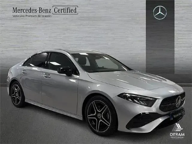 Usado Mercedes A180 136 CV (100 kW) 2025 Plata hightech Berlina