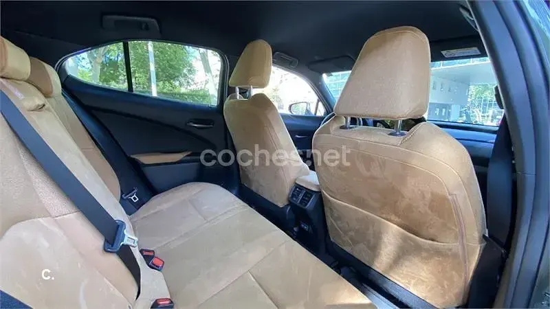 Usado Lexus UX Executive Line 184 CV (135 kW) 2024 Verde SUV