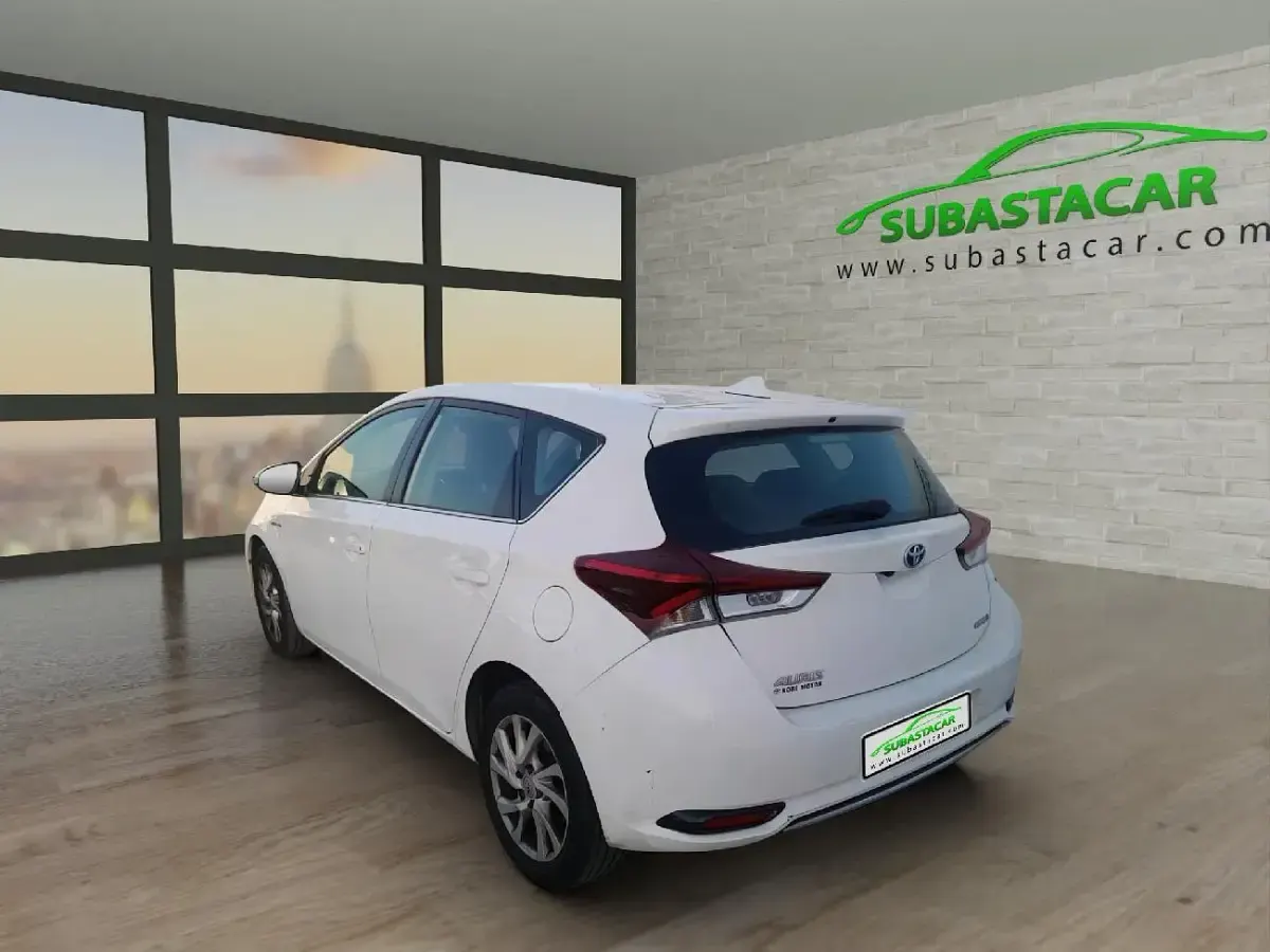 Usado Toyota Auris Hybrid Active 136 CV (100 kW) 2019 Blanco