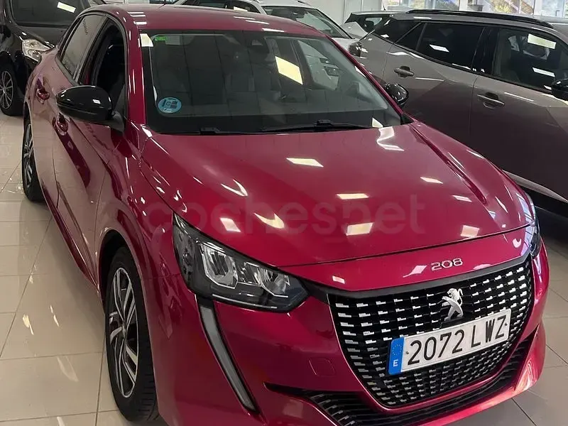 Usado Peugeot 208 Allure 100 CV (73 kW) 2022 Granate Utilitario
