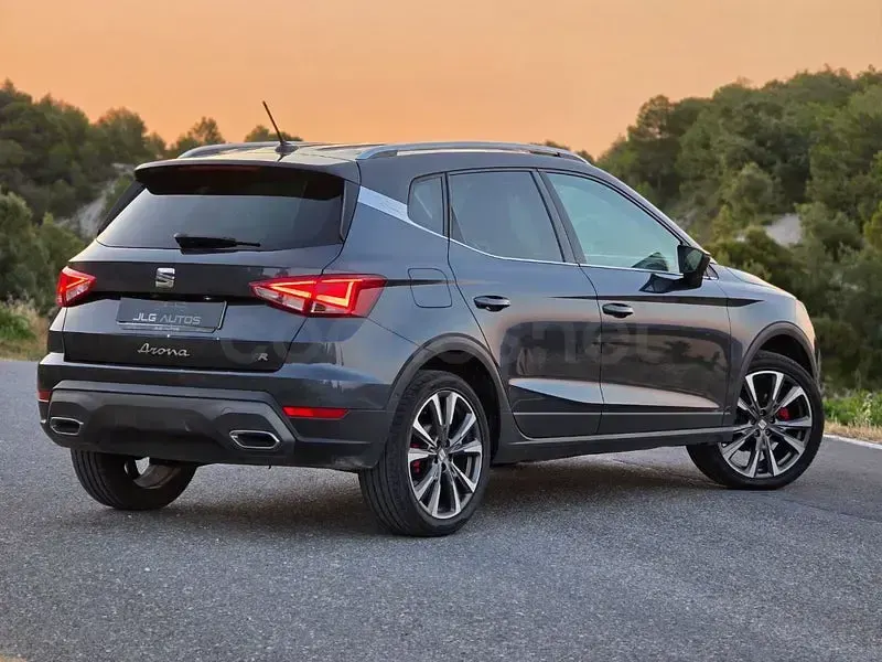 Usado Seat Arona FR 150 CV (110 kW) 2024 Gris / plata SUV