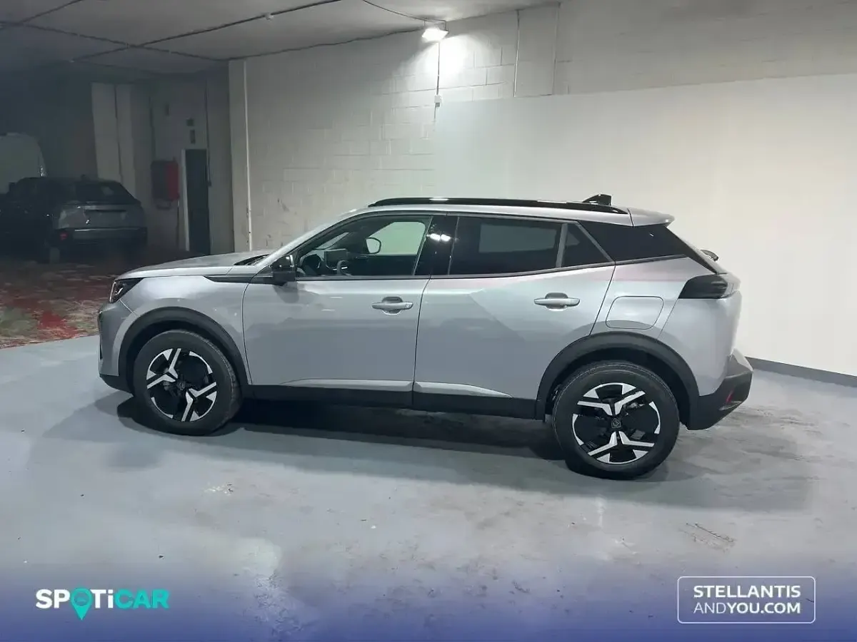 Usado Peugeot 2008 Allure 100 CV (73 kW) 2023 Gris SUV