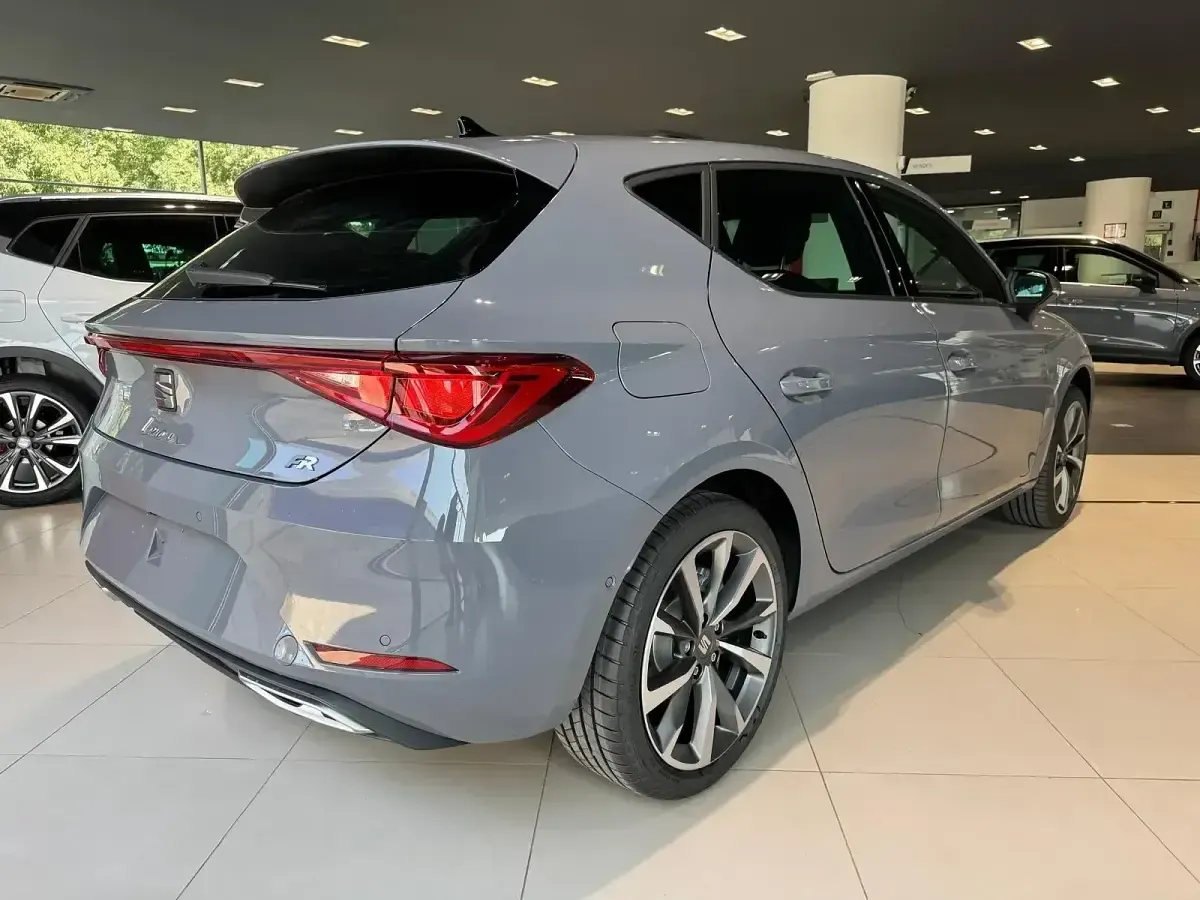 Nuevo Seat Leon FR 150 CV (110 kW) 2025 Gris