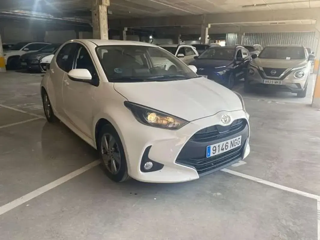 Usado Toyota Yaris Active 116 CV (85 kW) 2025 Blanco Utilitario
