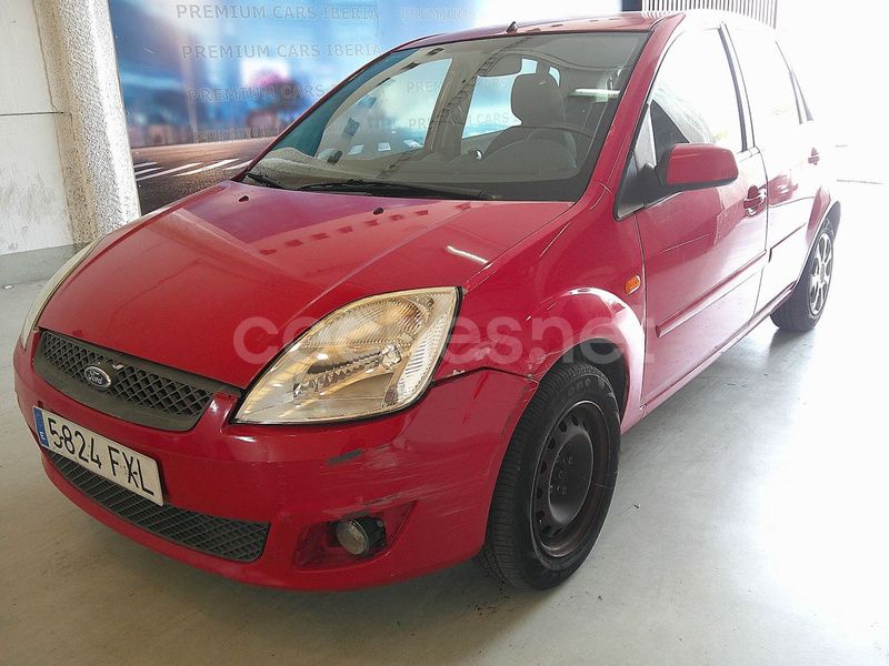 Rojo Usado 2007 Ford Fiesta Futura Utilitario | 1860 € (Buen precio) - Imagen 1/4