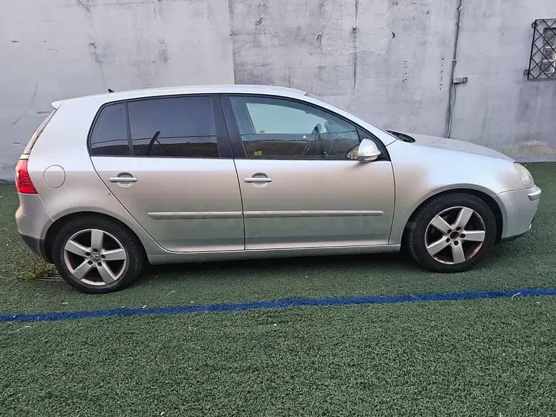 Usado VW Golf IV Trendline 105 CV (77 kW) 2005 Gris / plata Berlina