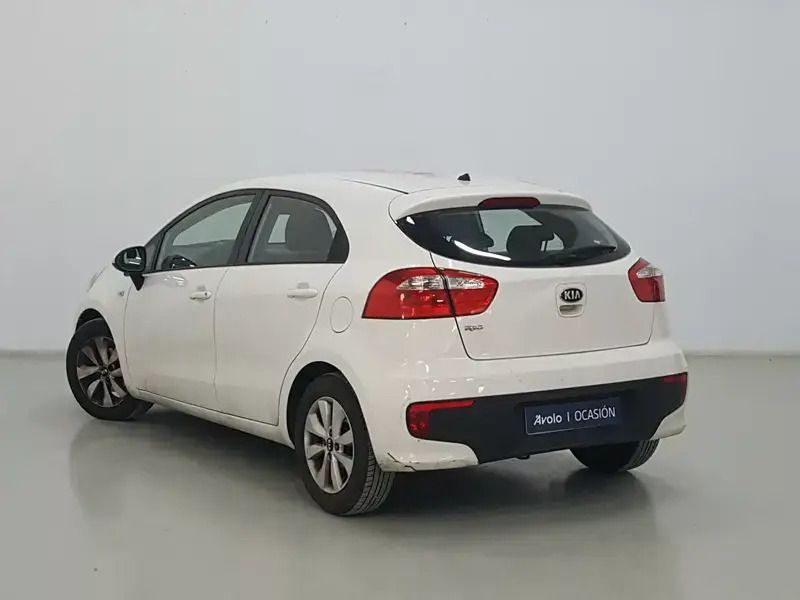 Usado Kia Rio 84 CV (61 kW) 2017 Blanco Berlina