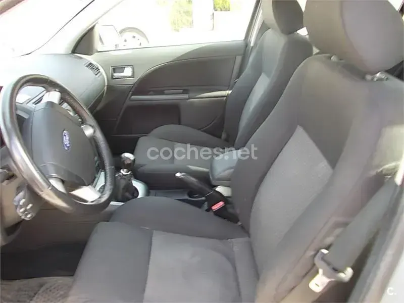 Usado Ford Mondeo Trend 125 CV (91 kW) 2001 Blanco Berlina