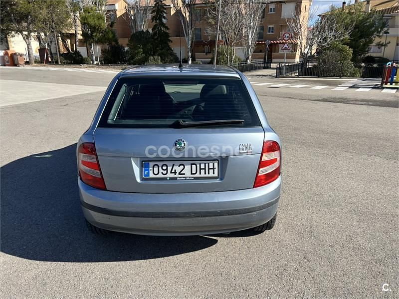 Usado Skoda Fabia Sport 101 CV (74 kW) 2005 Gris / plata Berlina