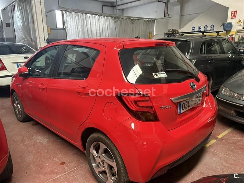 Usado Toyota Yaris Hybrid Active 100 CV (73 kW) 2015 Rojo Berlina