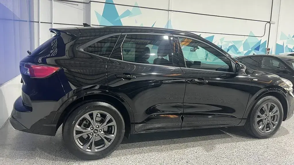 Usado Ford Kuga ST-Line 150 CV (110 kW) 2022 Negro agate (metalizado) SUV