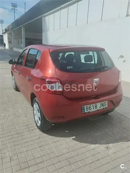 Usado Dacia Sandero Ambiance 75 CV (55 kW) 2016 Granate Berlina