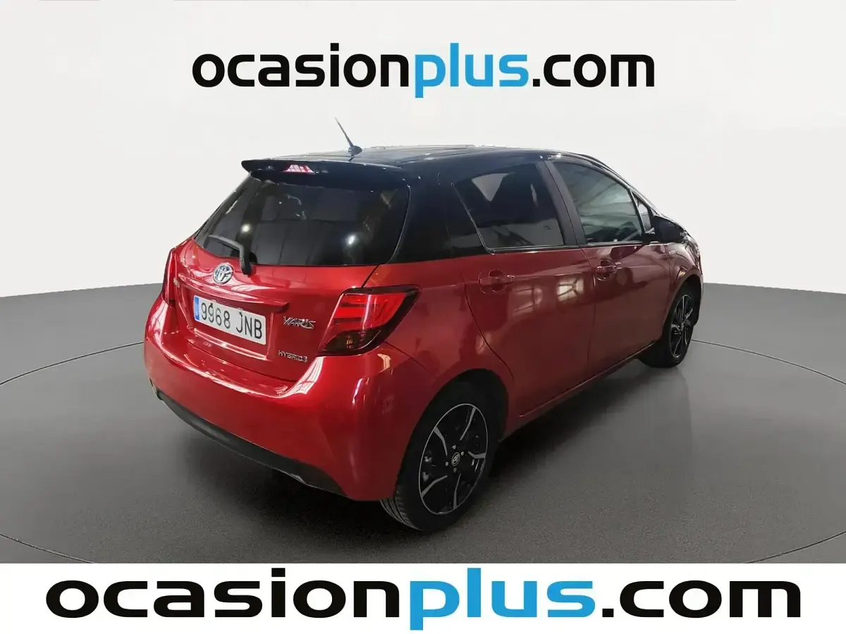 Käytetty Toyota Yaris Hybrid 100 HP (73 kW) 2016 Punainen
