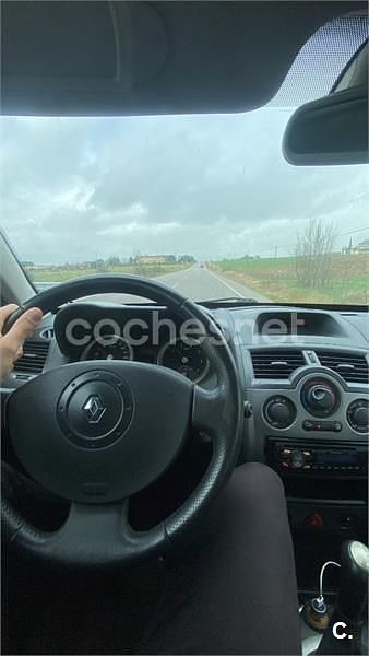 Gris / plata Usado 2004 Renault Mégane II Dynamique Berlina | 1990 € (Buen precio) - Imagen 1/2