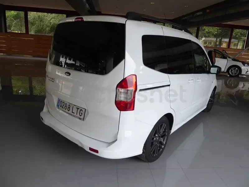 Usado Ford Tourneo Courier Sport 100 CV (73 kW) 2021 Blanco Monovolumen