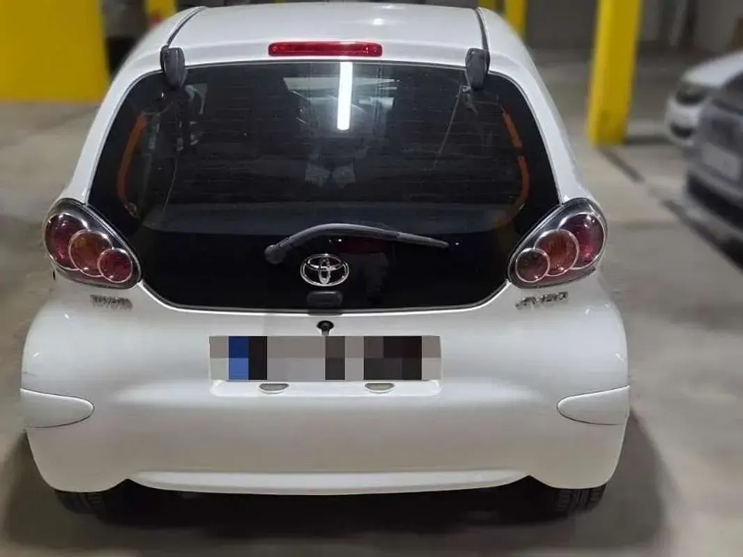 Usado Toyota Aygo Live 68 CV (50 kW) 2012 Blanco Utilitario