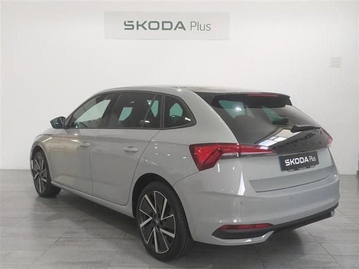 Usado Skoda Scala 115 CV (84 kW) 2025 Gris Utilitario