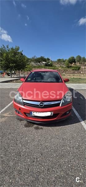 Rojo Usado 2005 Opel Astra GTC Sport Berlina | 2490 € (Buen precio) - Imagen 1/4