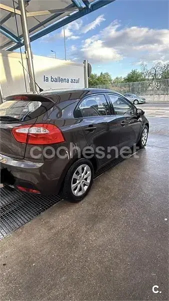 Usado Kia Rio 84 CV (61 kW) 2014 Marrón Berlina