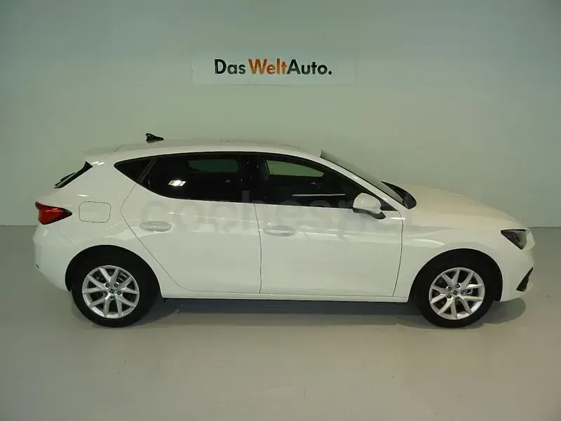 Käytetty Seat Leon Style 110 HP (80 kW) 2025 Valkoinen Sedan