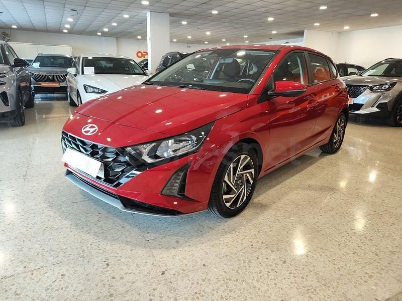 Usado Hyundai i20 100 CV (73 kW) 2024 Rojo Utilitario