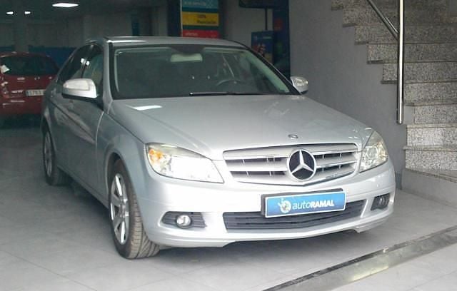 Plateado Usado 2009 Mercedes C200 Avantgarde Berlina | 8600 € (Buen precio) - Imagen 1/4