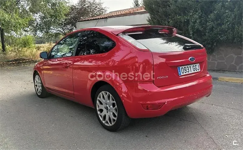 Usado Ford Focus Trend 100 CV (73 kW) 2008 Rojo Berlina