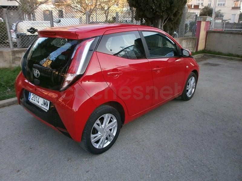 Usado Toyota Aygo X-play 69 CV (50 kW) 2016 Rojo Utilitario