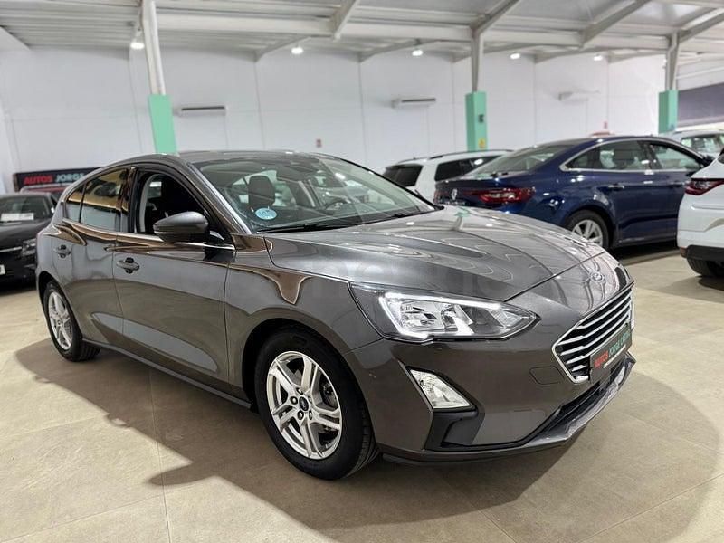 Begagnad Ford Focus Trend 120 HK (88 kW) 2021 Grå Sedan
