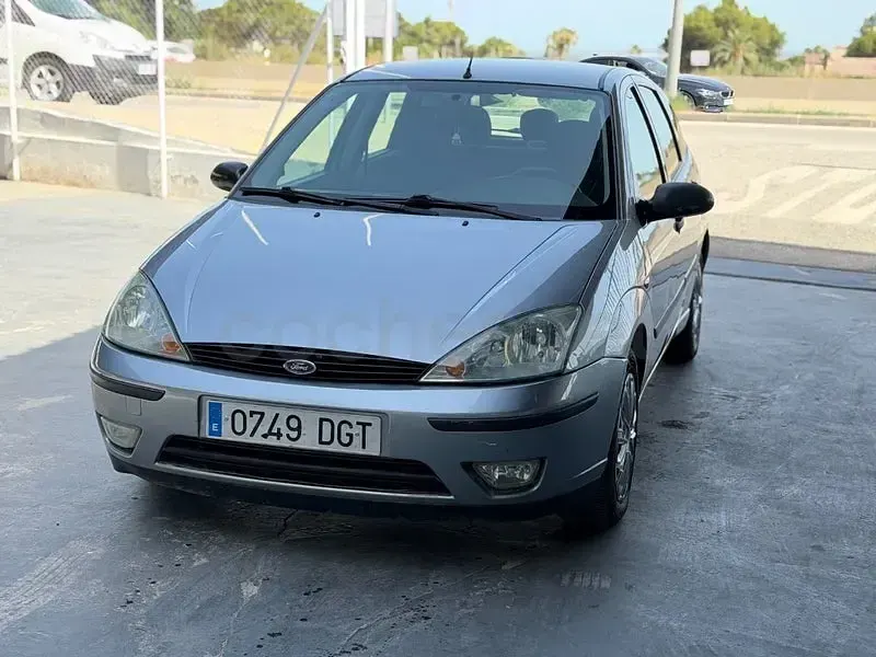 Usado Ford Focus Ghia 100 CV (73 kW) 2005 Gris / plata Berlina
