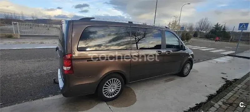 Usado Mercedes V220 Avantgarde 163 CV (119 kW) 2015 Marrón Monovolumen